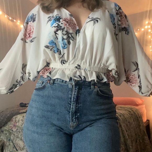 Showpo Floral Cropped Blouse - Picture 3 of 5